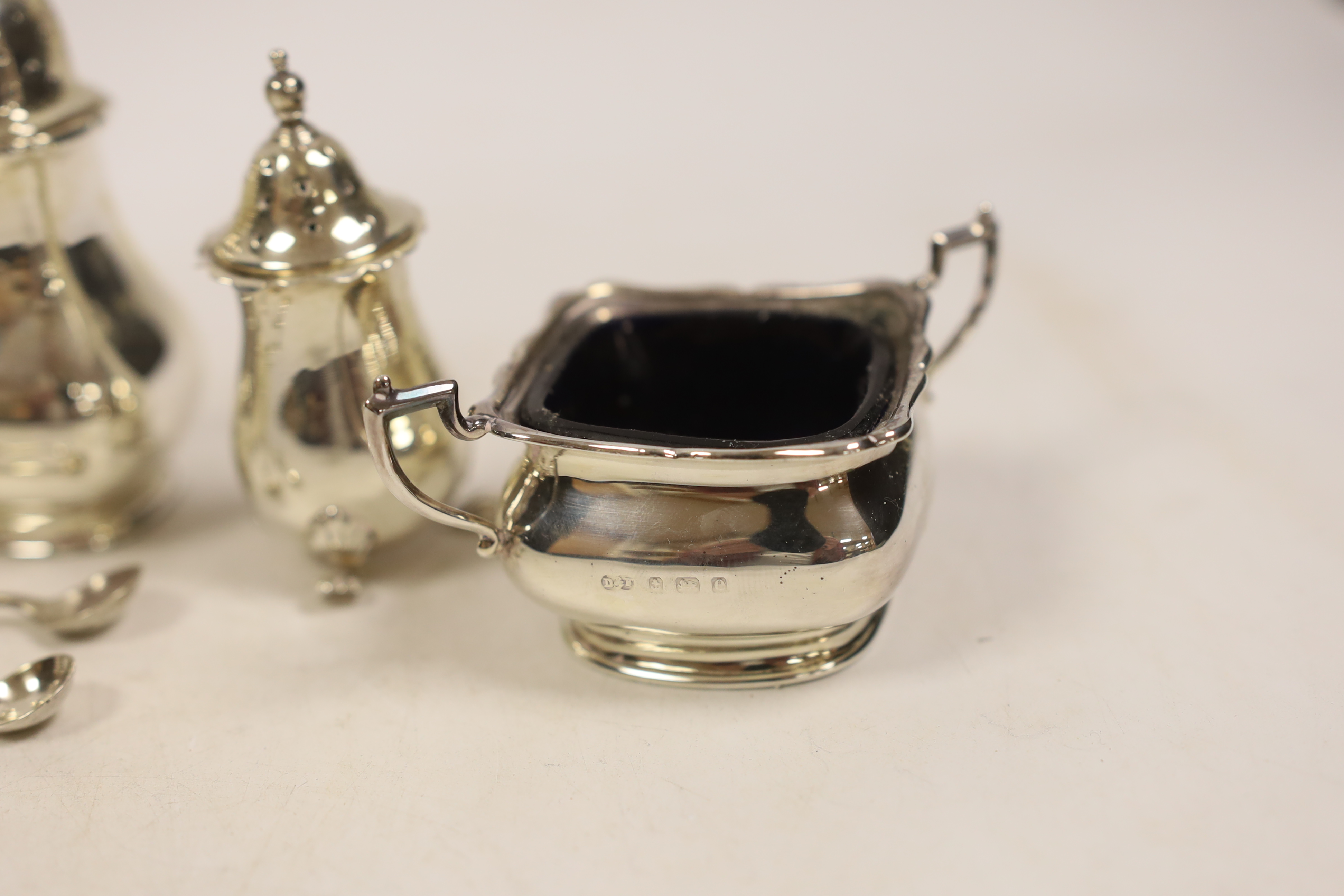 A silver condiment set comprising two salts, two peppers, two pepperettes and four spoons, Birmingham, 1904.